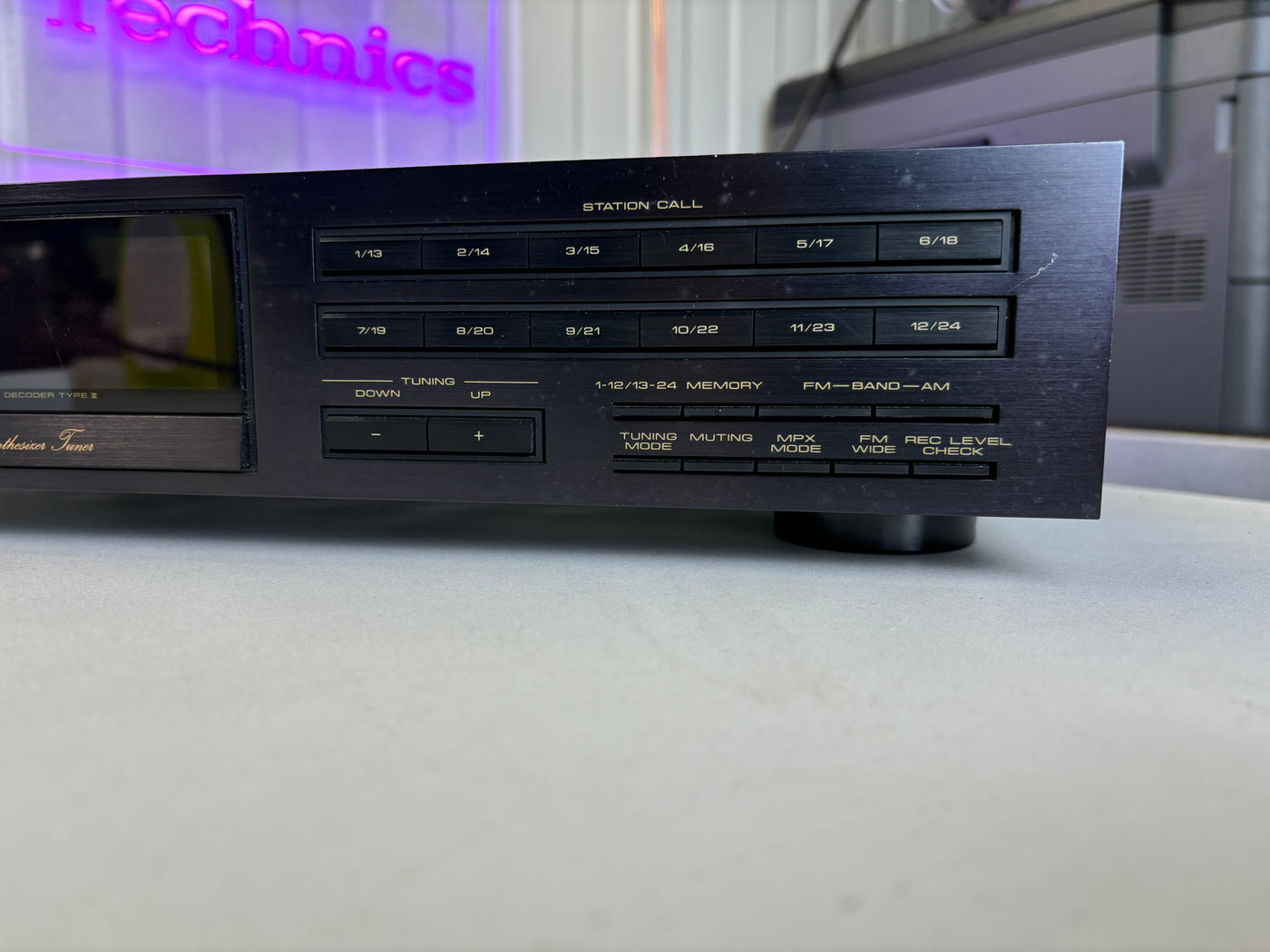 Pioneer F-737 FM/AM Stereo Tuner
