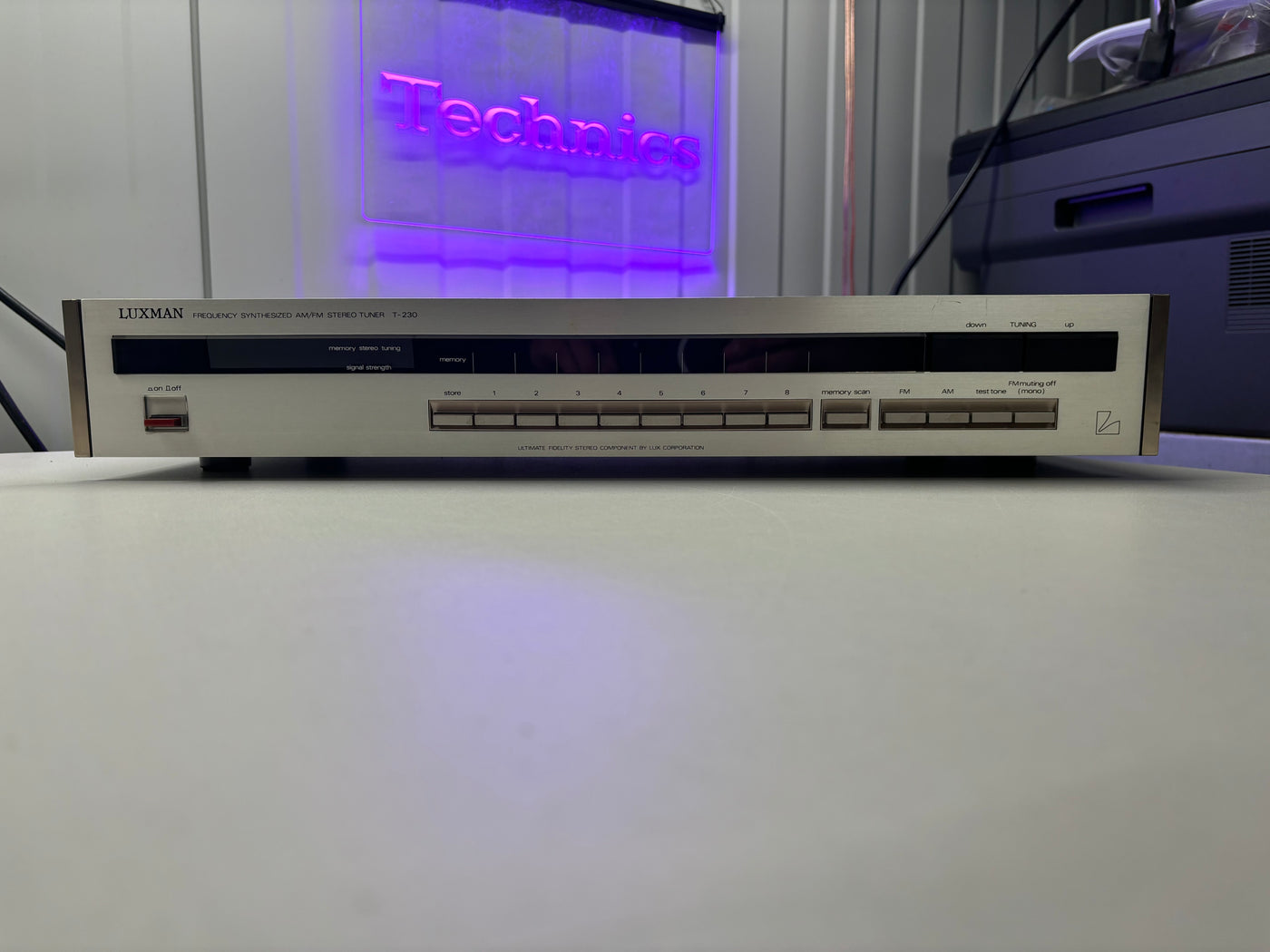 Luxman T-250 FM/AM Stereo Tuner