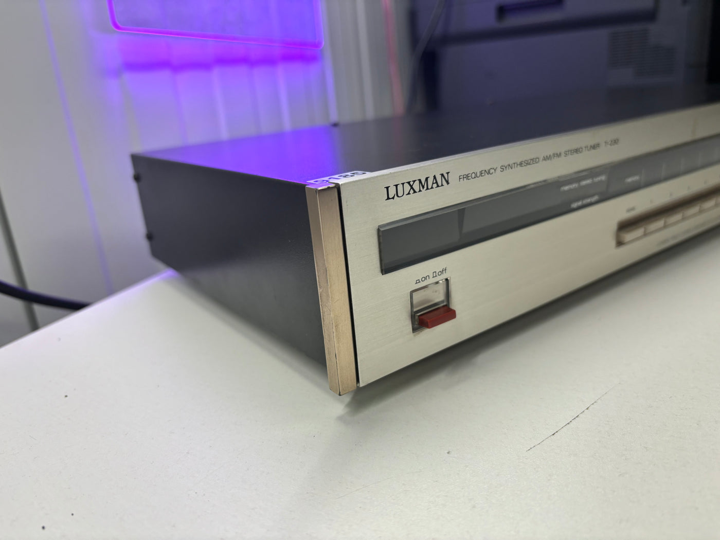 Luxman T-250 FM/AM Stereo Tuner