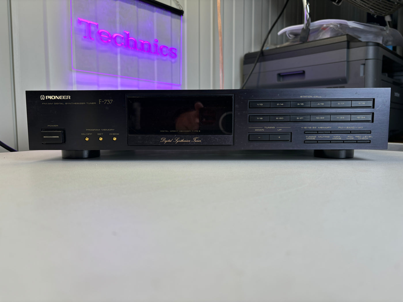 Pioneer F-737 FM/AM Stereo Tuner